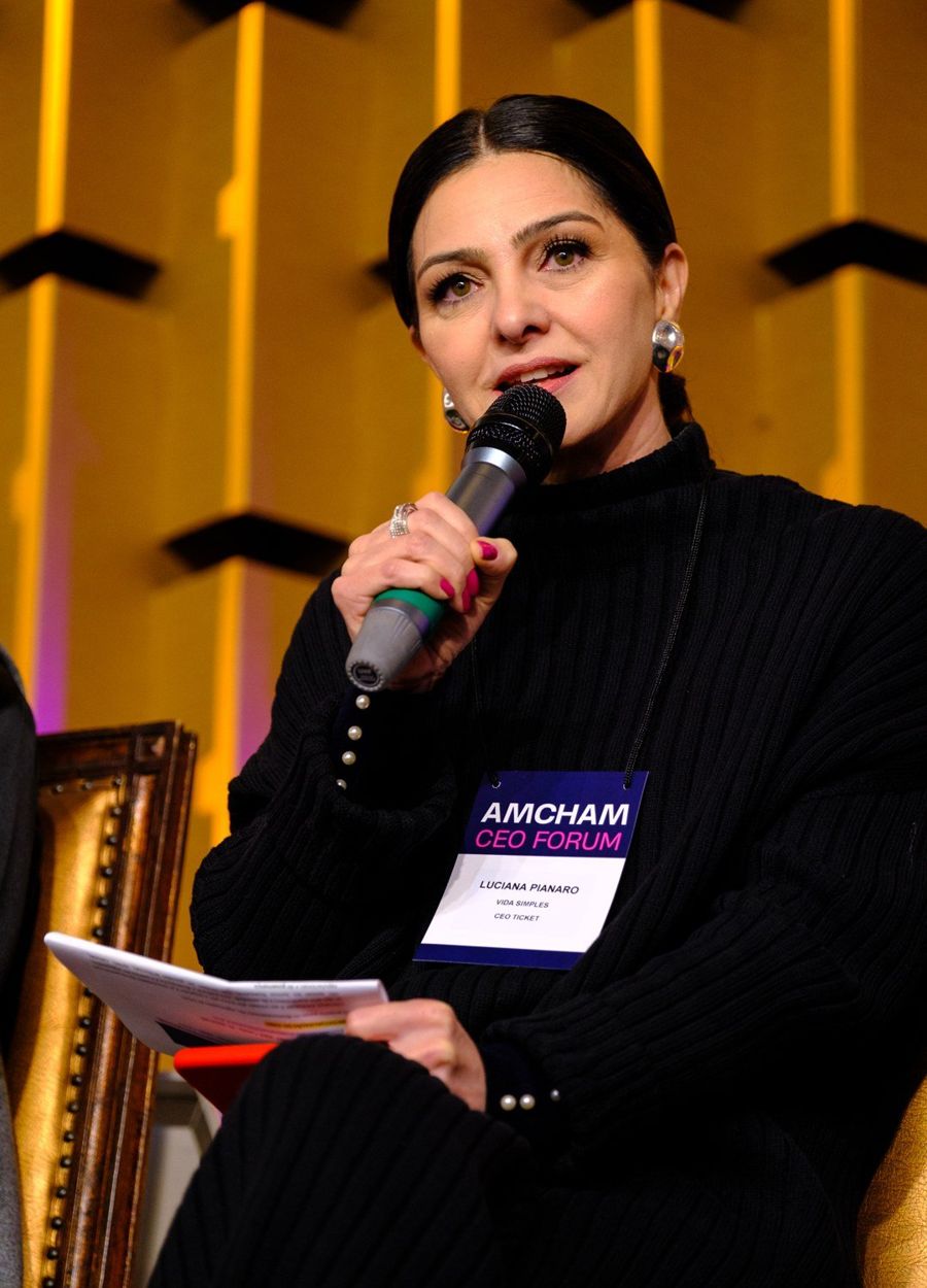 Luciana Pianaro falando no Amcham CEO Forum