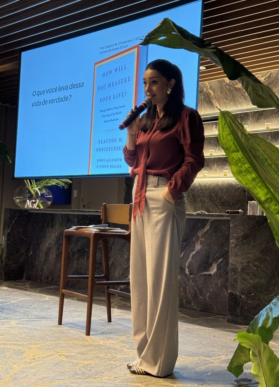 Luciana Pianaro palestrando diante de um telão