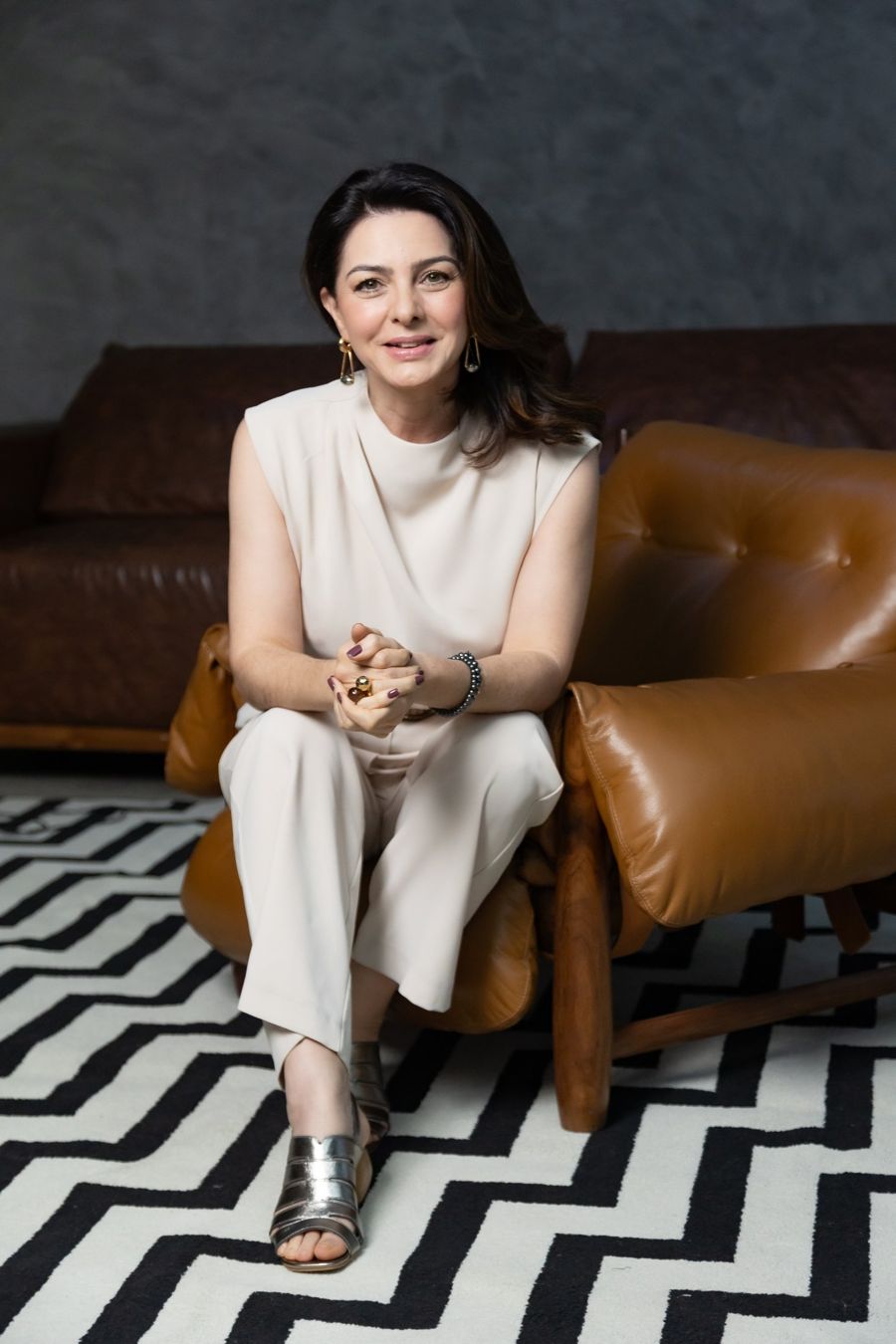Luciana Pianaro sentada em uma poltrona